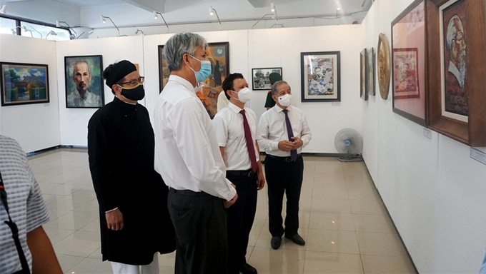 Delegates visiting the exhibition. (Photo: NDO).