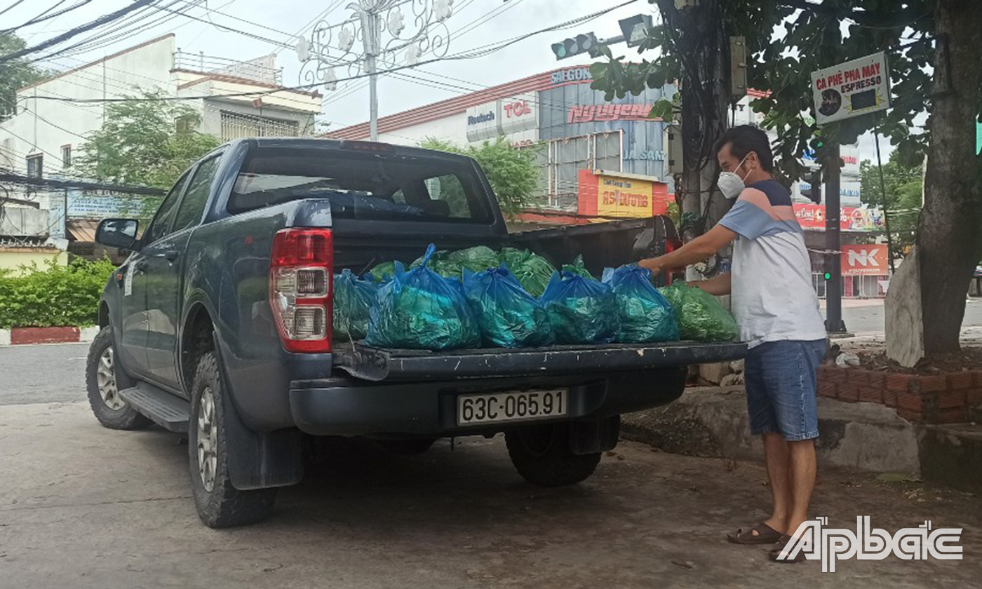 Nhiều doanh nghiệp, mạnh thường quân tặng gạo cho chính quyền địa phương hỗ trợ người dân vượt qua giai đoạn khó khăn