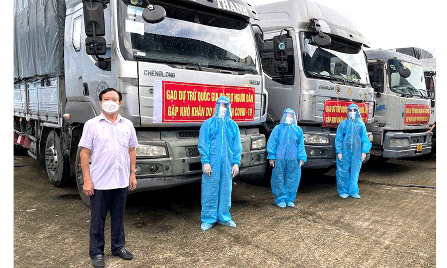 Xe tải vận chuyển gạo dự trữ sẵn sàng hỗ trợ người dân gặp khó khăn (Ảnh: Dương Lê- Tổng cục DTNN)