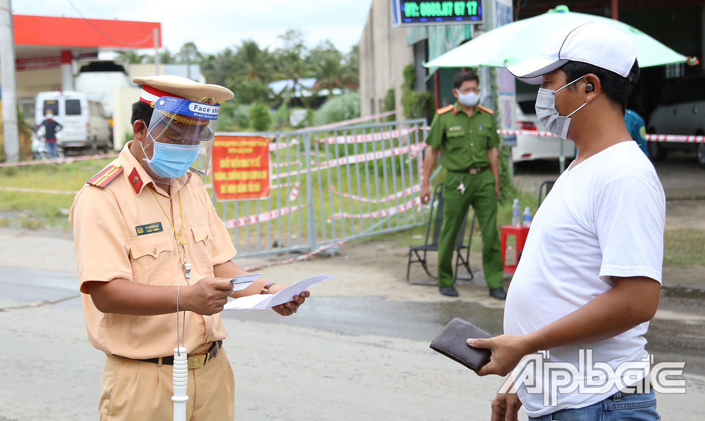 Lực lượng chức năng kiểm tra người điều khiển phương tiện thu mua nông sản.