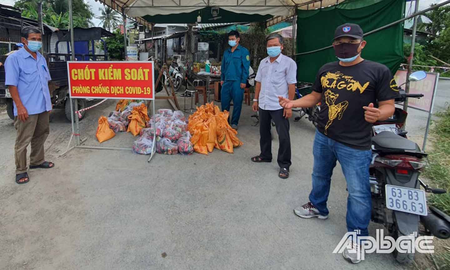 Võ sư cao cấp Ngô Thành Yên (bìa phải) tham gia vận chuyển rau, củ, quả hỗ trợ người dân khó khăn ở khu vực phong tỏa.