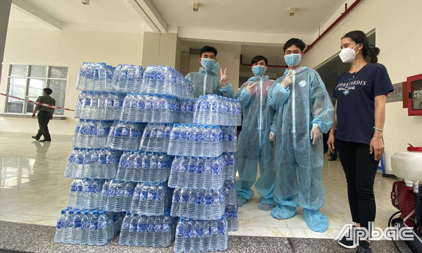 Trao tặng nước suối cho các bệnh viện dã chiến, khu cách ly