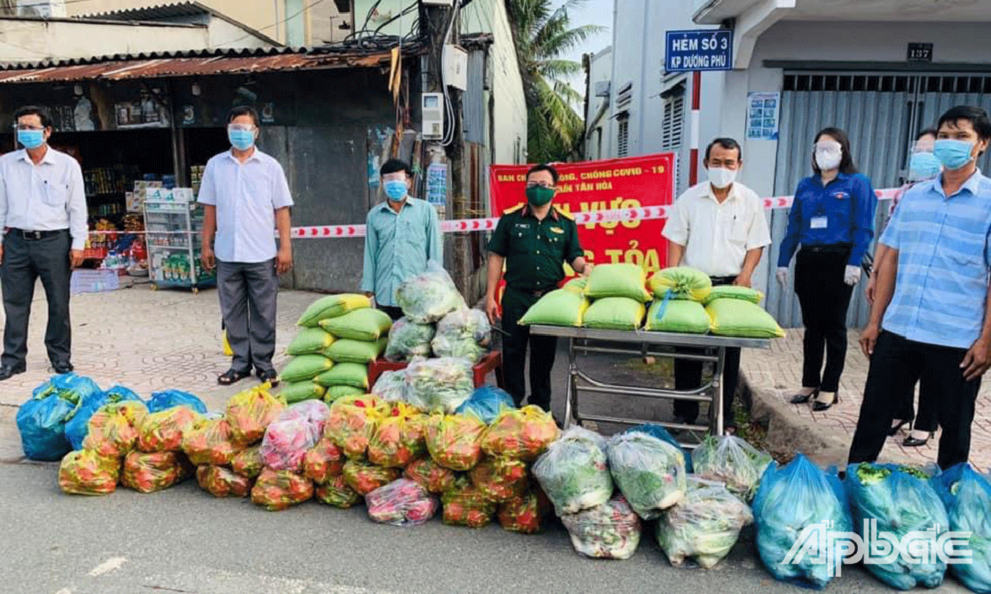 MTTQ và các đoàn thể tặng quà cho các hộ dân trong khu vực phong toả