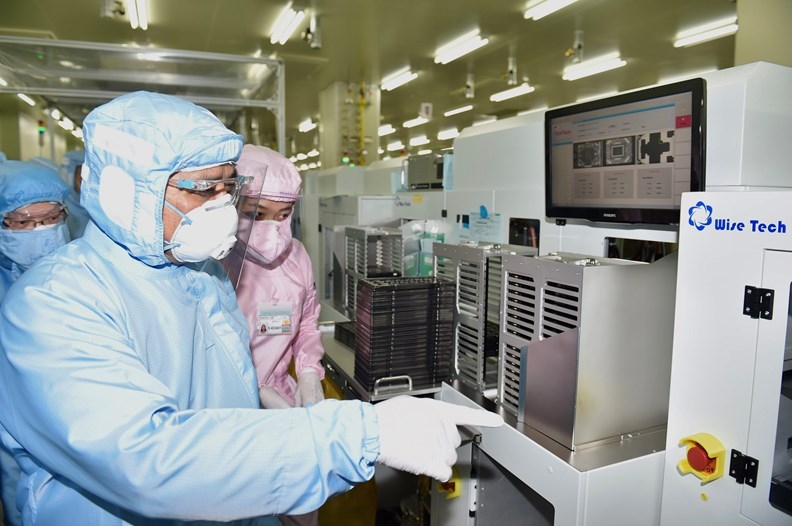 Prime Minister Pham Minh Chinh inspects the production situation and anti-epidemic work at a company in Thu Dau Mot City, Binh Duong Province. (Photo: VGP).