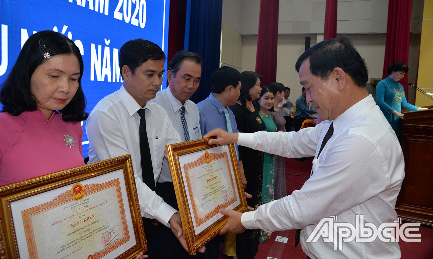 Thanh tra huyện Châu Thành nhận Bằng khen của Thủ tướng Chính phủ tại Hội nghị Tổng kết phong trào thi đua yêu nước năm 2020.