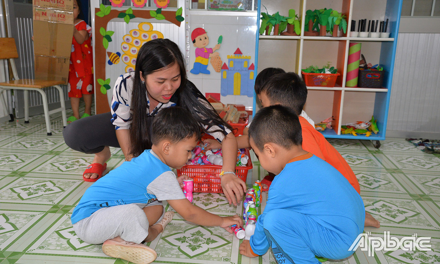 Những năm qua, nhiều GVMN không mặn mà với nghề bởi công việc vất vả nhưng chế độ đãi ngộ thấp