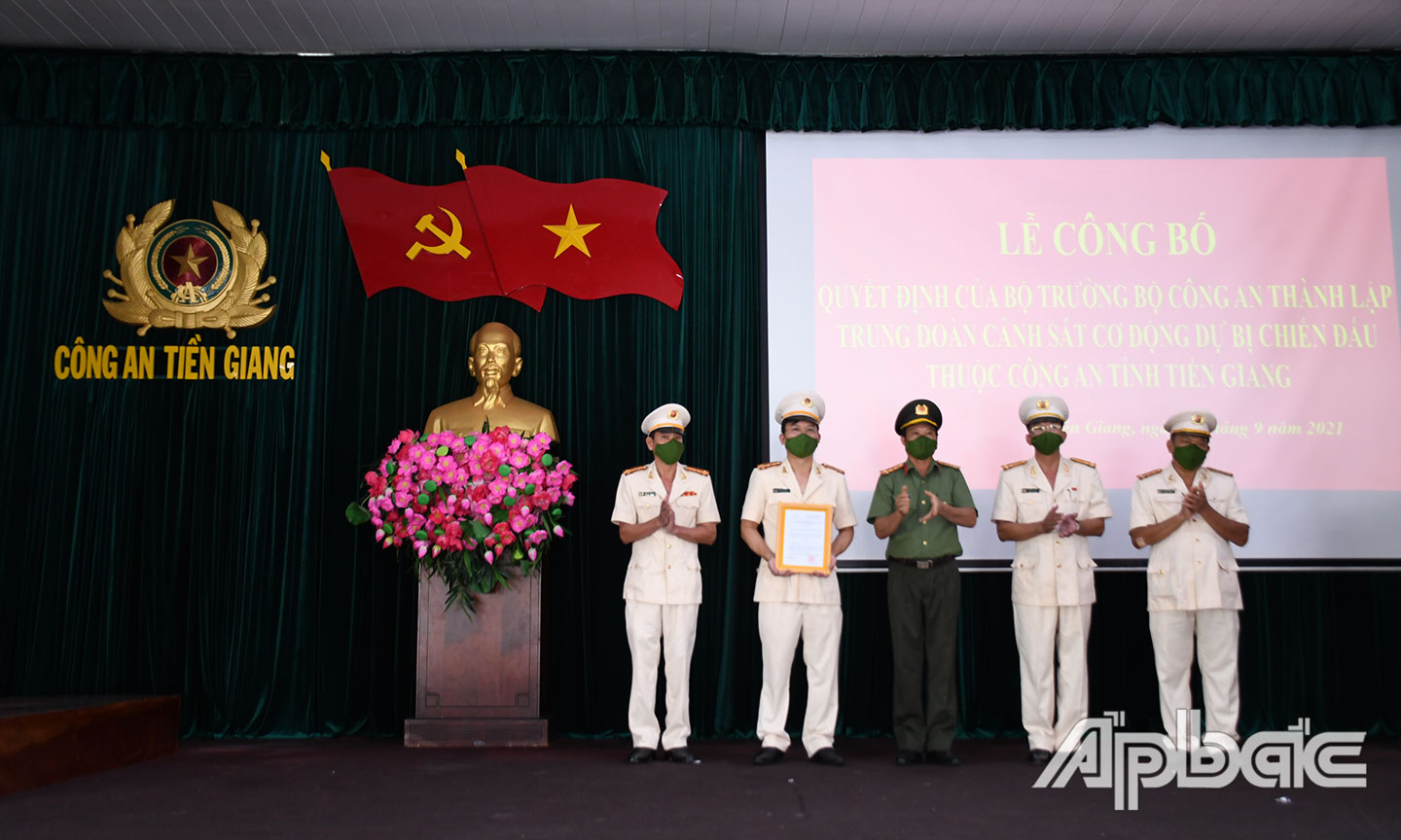 2 Đại tá Phan Văn Trảng, Phó Giám đốc Công an tỉnh trao Quyết định của Bộ Công an thành lập Trung đoàn Cảnh sát Cơ động dự bị chiến đấu Công an Tiền Giang. Ảnh Đặng Thanh