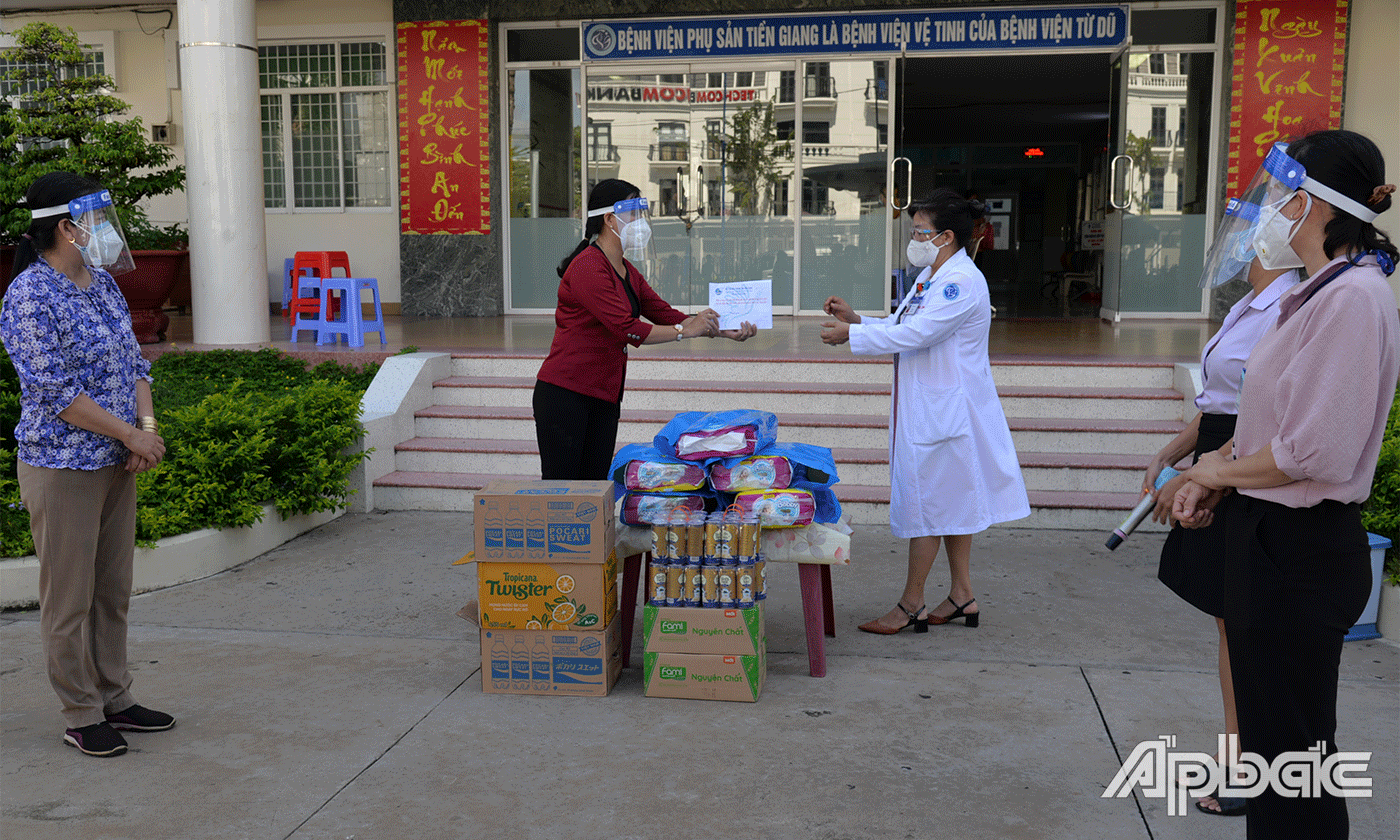 Đồng chí Nguyễn Thị Kim Phượng thăm, tặng các vật tự y tế thiết yếu cho Bệnh viện Phụ sản Tiền Giang và gửi tặng các phần quà cho sản phụ bị nhiễm Covid-19 đang điều trị tại bệnh viện. 