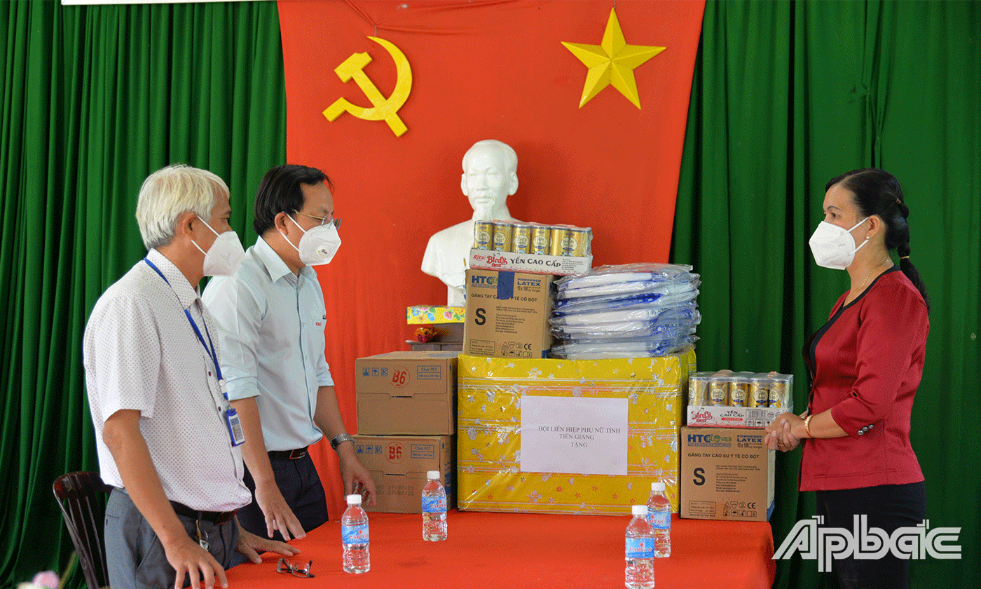 Đồng chí Nguyễn Thị Kim Phượng thăm, tặng các vật tự y tế thiết yếu cho Bệnh viện dã chiến số 1(xã Long Định, huyện Châu Thành).