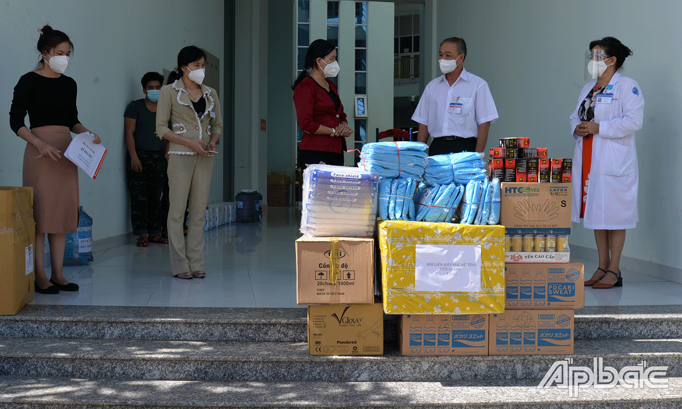 Đồng chí Nguyễn Thị Kim Phượng thăm, tặng các vật tự y tế thiết yếu cho Bệnh viện dã chiến số 5.