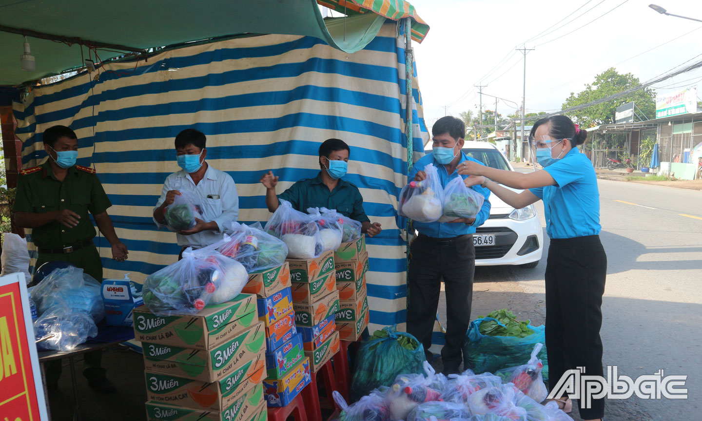 LĐLĐ huyện Châu Thành trao hỗ trợ nhu yếu phẩm đến các hộ dân trong khu phong tỏa trên địa bàn huyện.