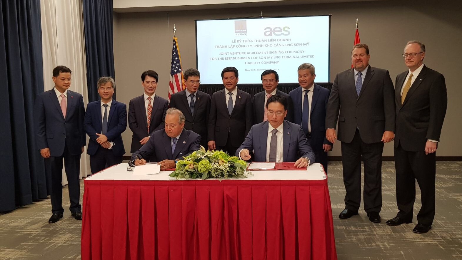 The signing ceremony to establish the joint venture Son My LNG Port Warehouse Co., Ltd. (Photo: VNA).