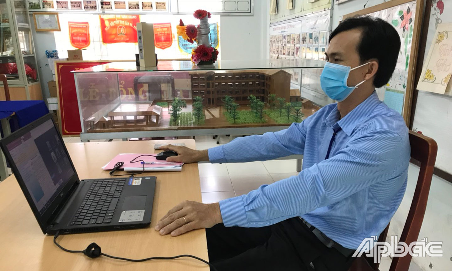 Giáo viên Trường THCS Tân Hòa Thành dạy trực tuyến. 