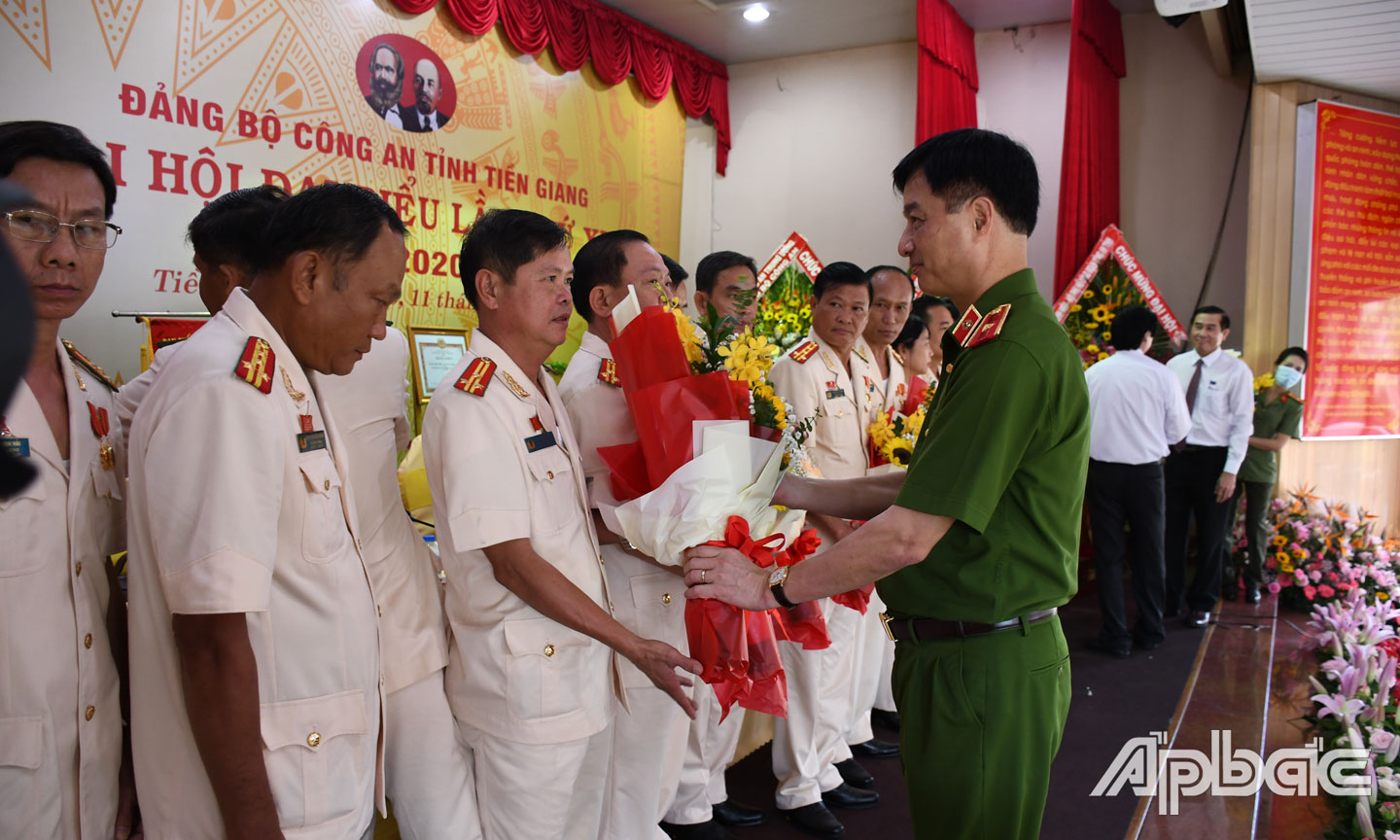 Thiếu tướng Nguyễn Duy Ngọc, Thứ trưởng Bộ Công an tặng hoa chúc mừng các đồng chí trúng cử vào Ban Chấp hành Đảng bộ Công an tỉnh Tiền Giang khóa XIII, nhiệm kỳ 2020 - 2025. 	                                               Ảnh: TRỌNG TÍN