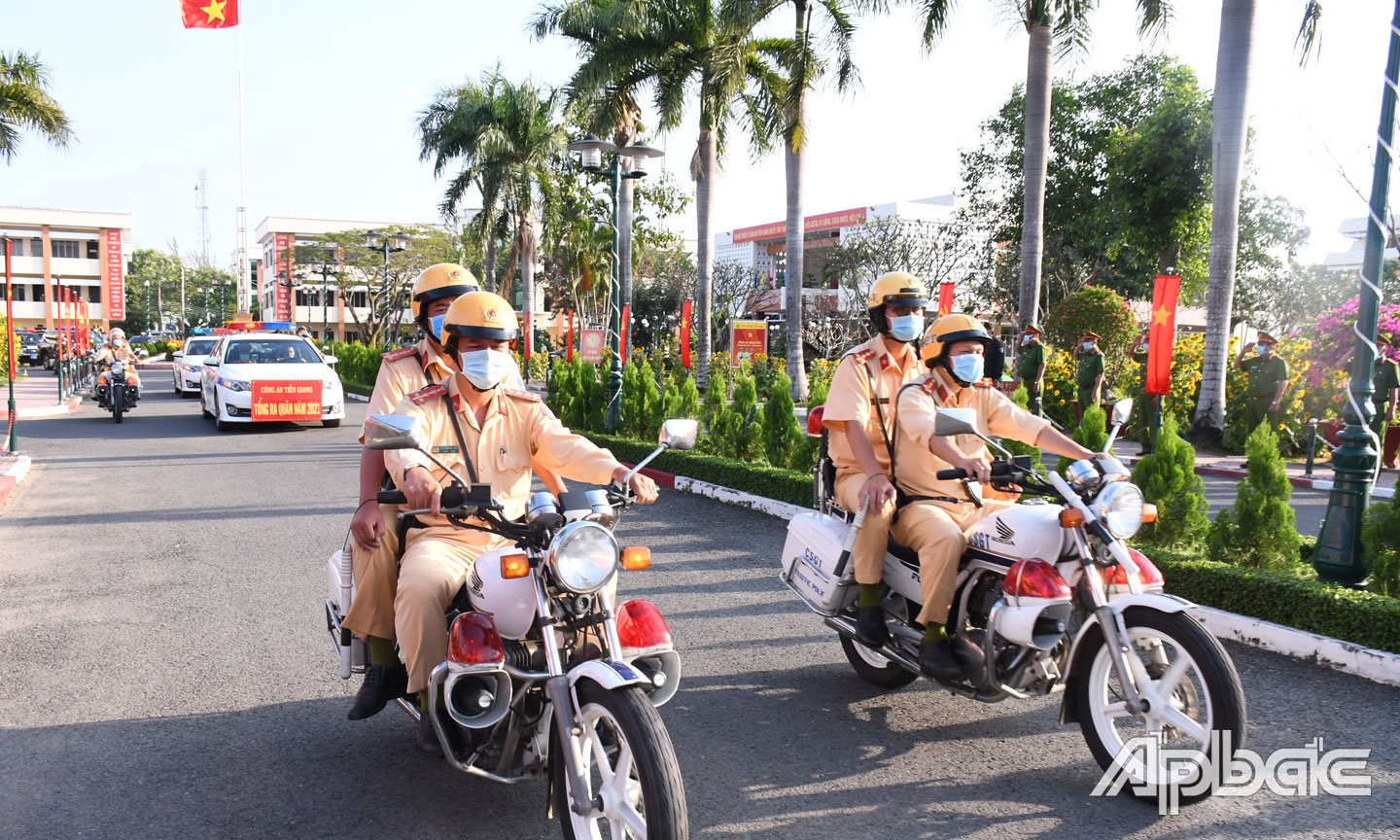 Cảnh sát giao thông ra quân đảm bảo TTATGT.
