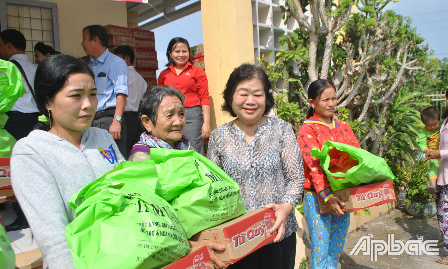Nguyên Phó Chủ tịch nước Trương Mỹ Hoa trao quà cho các hoàn cảnh khó khăn ở huyện Tân Phú Đông.