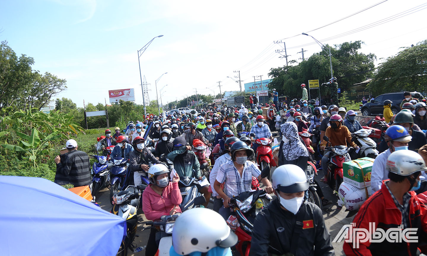 Hàng ngàn người kéo về tại cửa ngõ Tiền Giang.