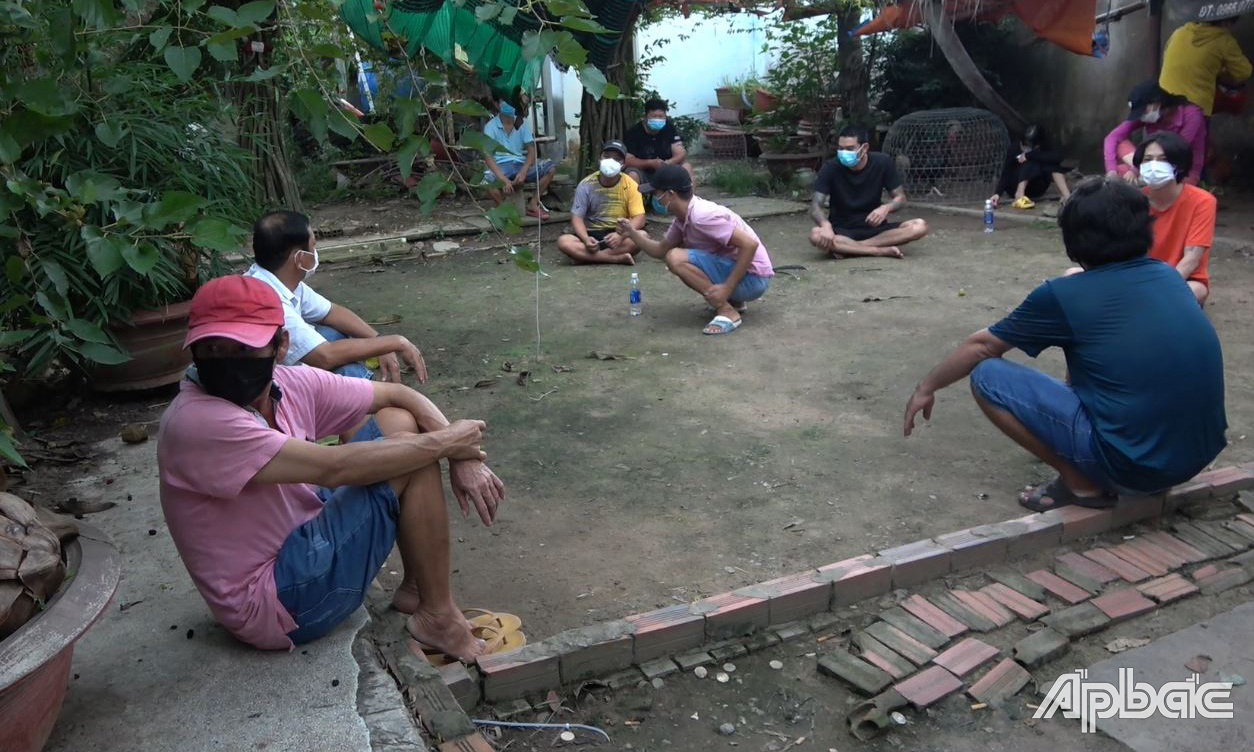 Các đối tượng có mặt tại nơi tổ chức đánh bạc.