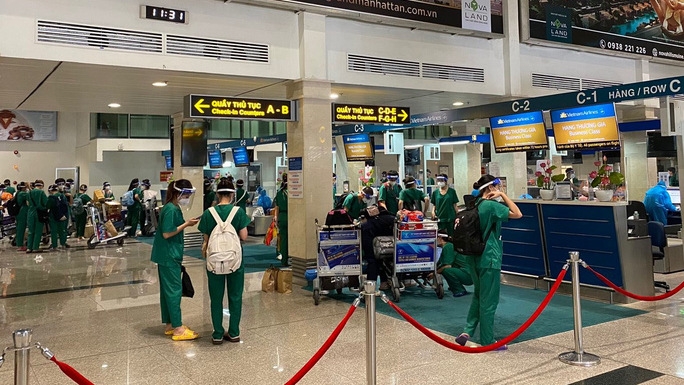 Medical workers perform flight procedures at Tan Son Nhat airport. (Photo: VNA).