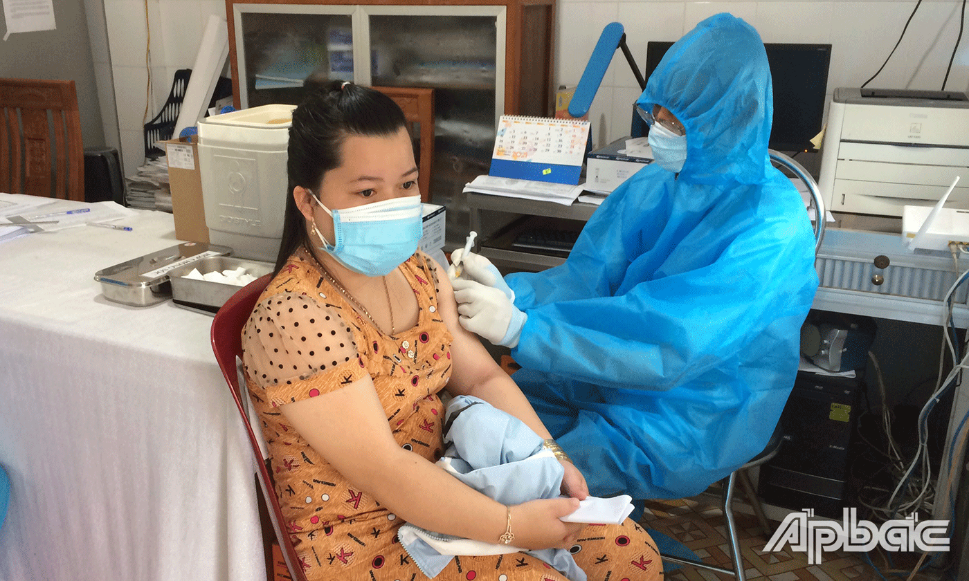 Công nhân trên địa bàn huyện Chợ Gạo vui mừng được tiêm vắc xin phòng, chống covid-19.