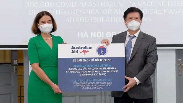 Australian Ambassador Robyn Mudie (L) symbolically presents the vaccine to Deputy Minister of Health Truong Quoc Cuong on October 6 (Photo: VNA).