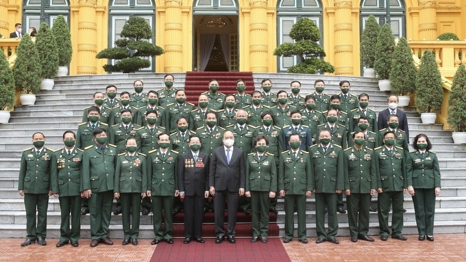 President Nguyen Xuan Phuc andrepresentatives of the Business Association of Vietnamese Veterans in Hanoi on October 14 (Photo: VNA).