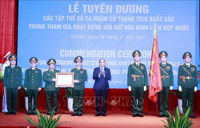 President Nguyen Xuan Phuc presents the second-class Fatherland Defence Order to the Vietnam Department of Peacekeeping Operations (Photo: VNA).