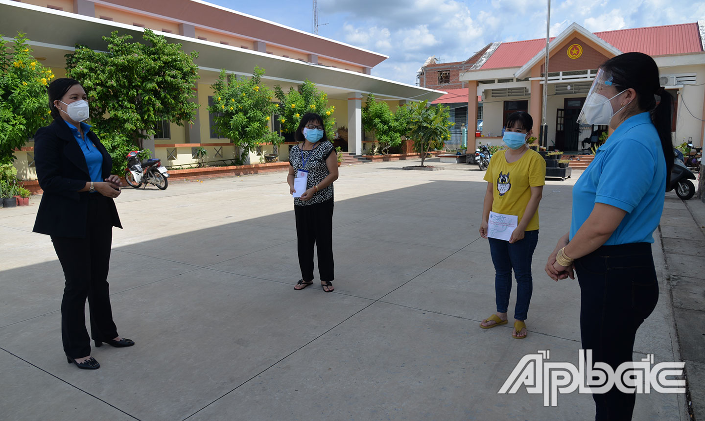 Chủ tịch hội LHPN tỉnh Nguyễn Thị Kim Phượng (bên trái) thăm, tặng quà chị Cẩm và chị Trang.
