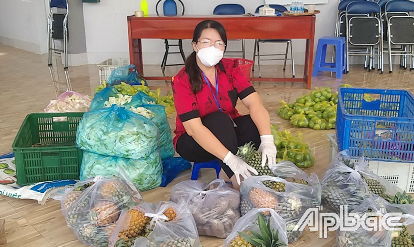Chị Nguyễn Trần Ngọc Thương, Chủ tịch Hội LHPN xã Mỹ Phong tham gia vận động, tiếp nhận và vận chuyển quà cho người dân.