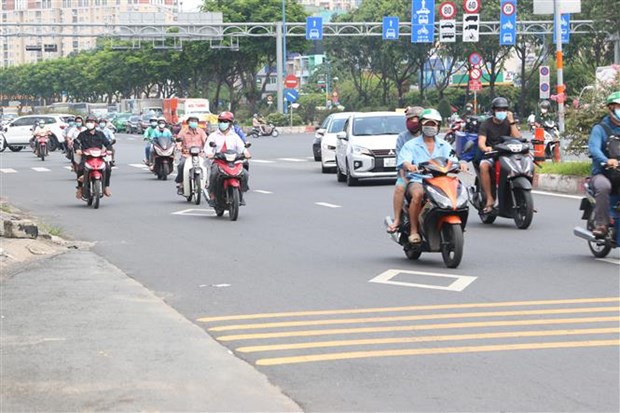 Các loại phương tiện di chuyển đông đúc trên đường Trường Chinh, khu vực trước Khu Công nghiệp Tân Bình. (Ảnh: Xuân Tình/TTXVN)