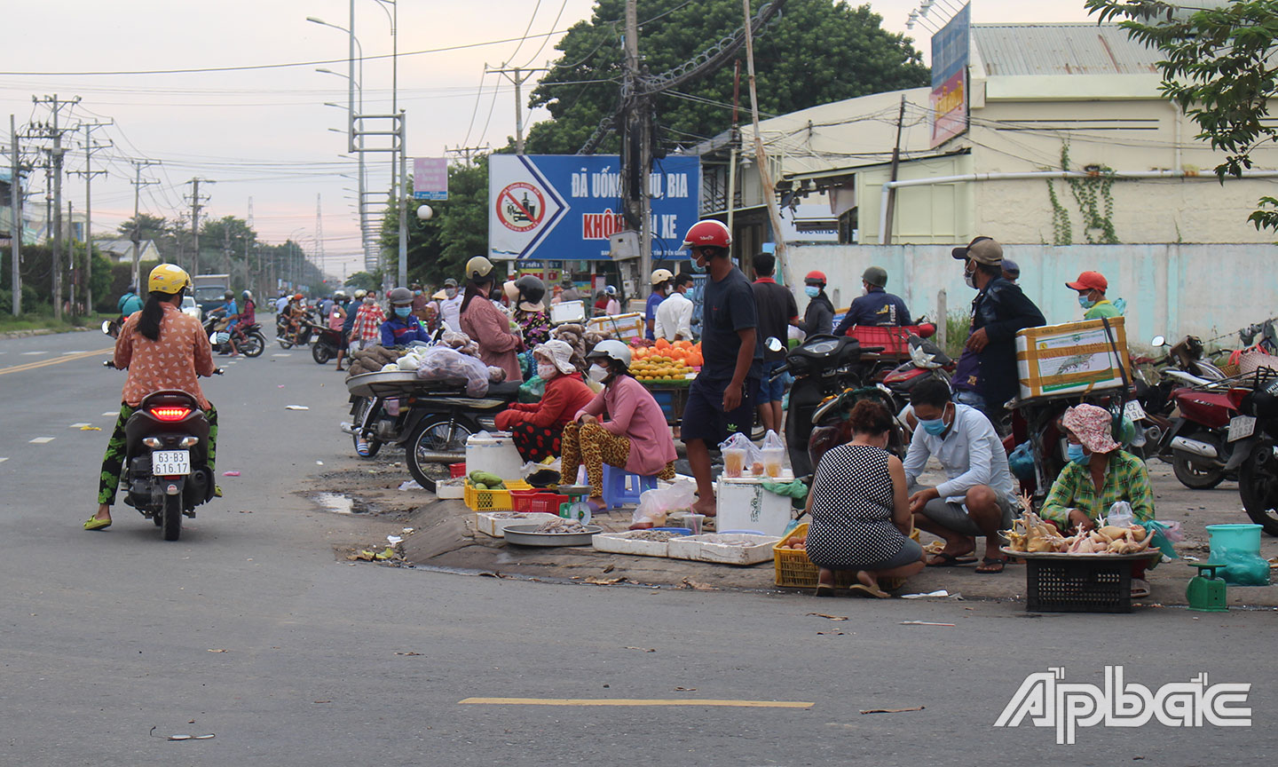 Chợ tự phát Trung An hoạt động trở lại.