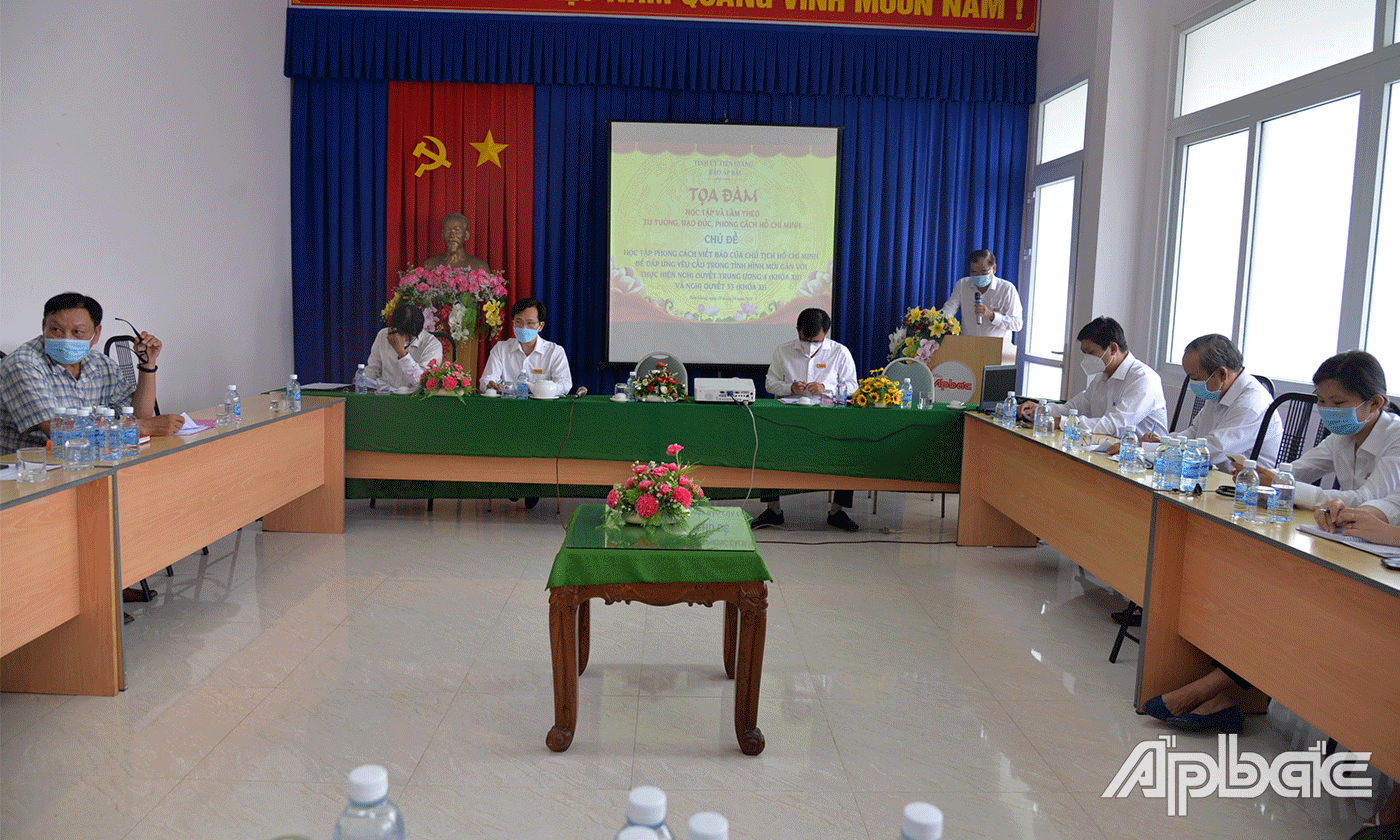 Đồng chí Nguyễn Minh Tân, Bí thư chi bộ Báo Ấp Bắc phát biểu tại buổi tọa đàm.