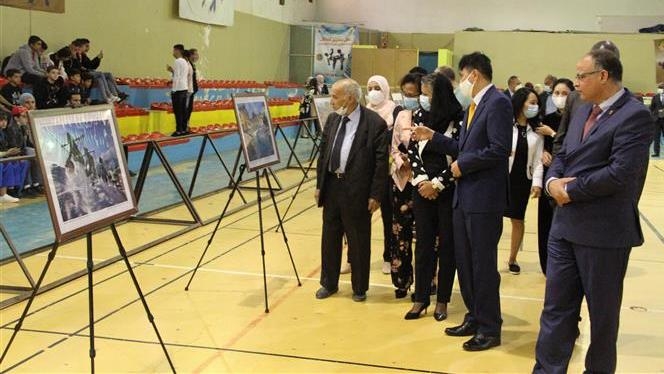 Ambassador Nguyen Thanh Vinh and guests at the exhibition (Photo: VNA).