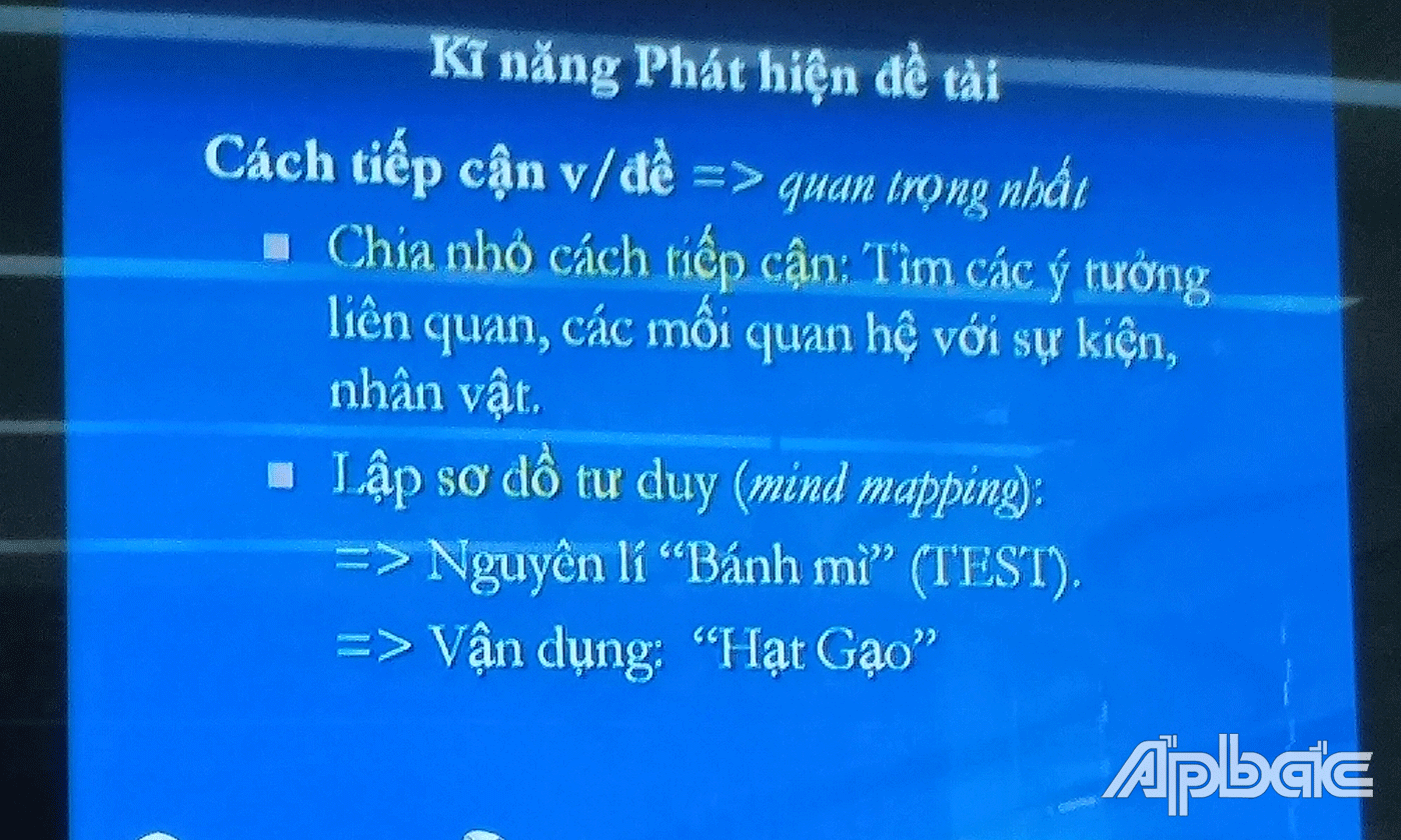 Kỹ năng phát hiện đề tài, khai thác, xử lí thông tin, kinh nghiệm sáng tạo tác phẩm về xây dựng Đảng của TS. Trần Bá Dung triển khai tại hội nghị.