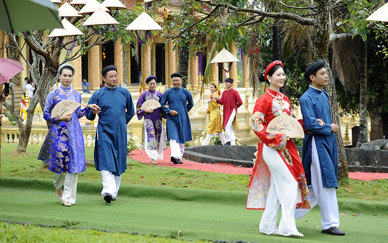 A performance of Vietnamese ao dai (Photo: Dang Khoa).