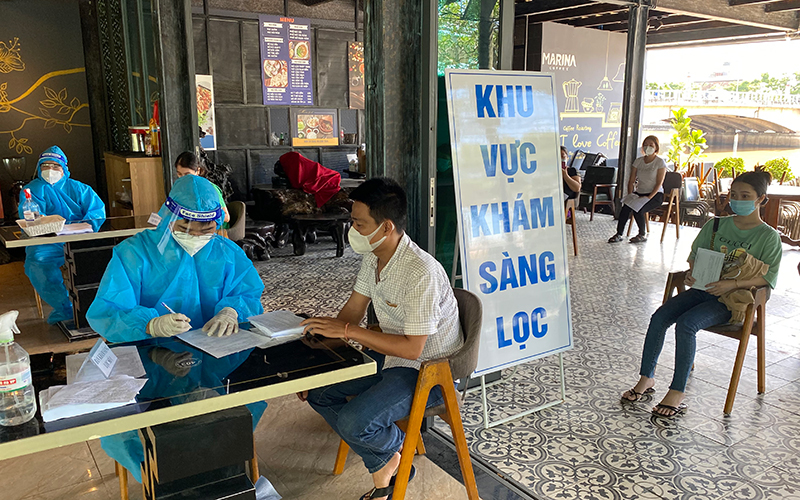 Khám sàng lọc trước khi tiêm vắc-xin cho người dân thành phố Long Xuyên, tỉnh An Giang.