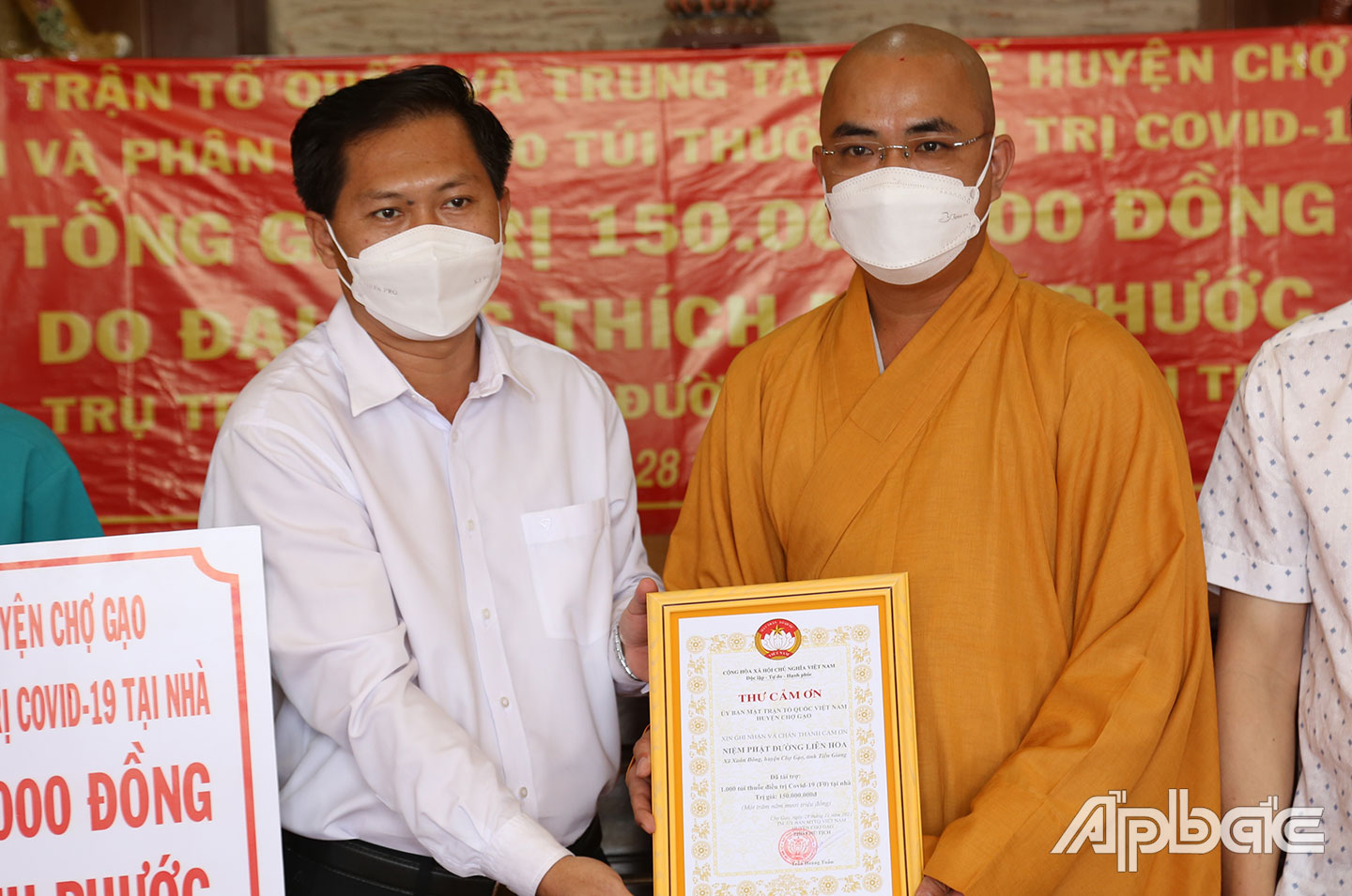 Lãnh đạo UBND huyện Chợ Gạo trao thư cảm ơn cho Niệm Phật đường Liên hoa.