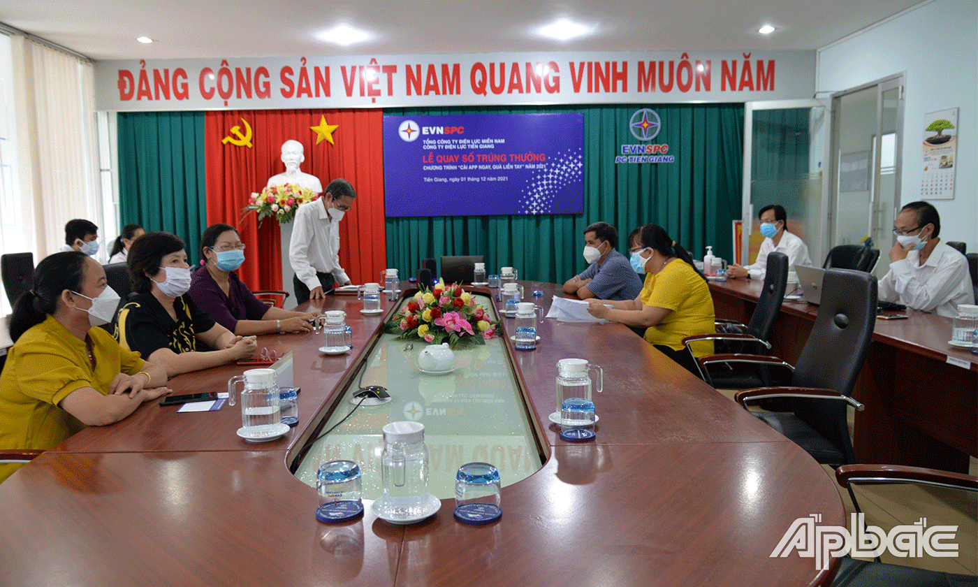 Phó Giám đốc Công ty Điện lực Tiền Giang Nguyễn Trung Trí phát biểu tại lễ quay số trúng thưởng.