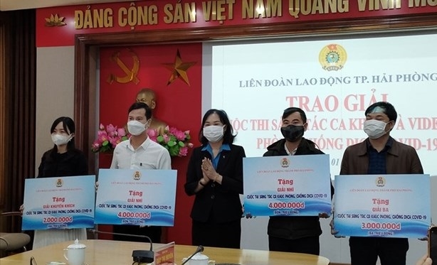 At the award ceremony (Photo: laodong.vn).