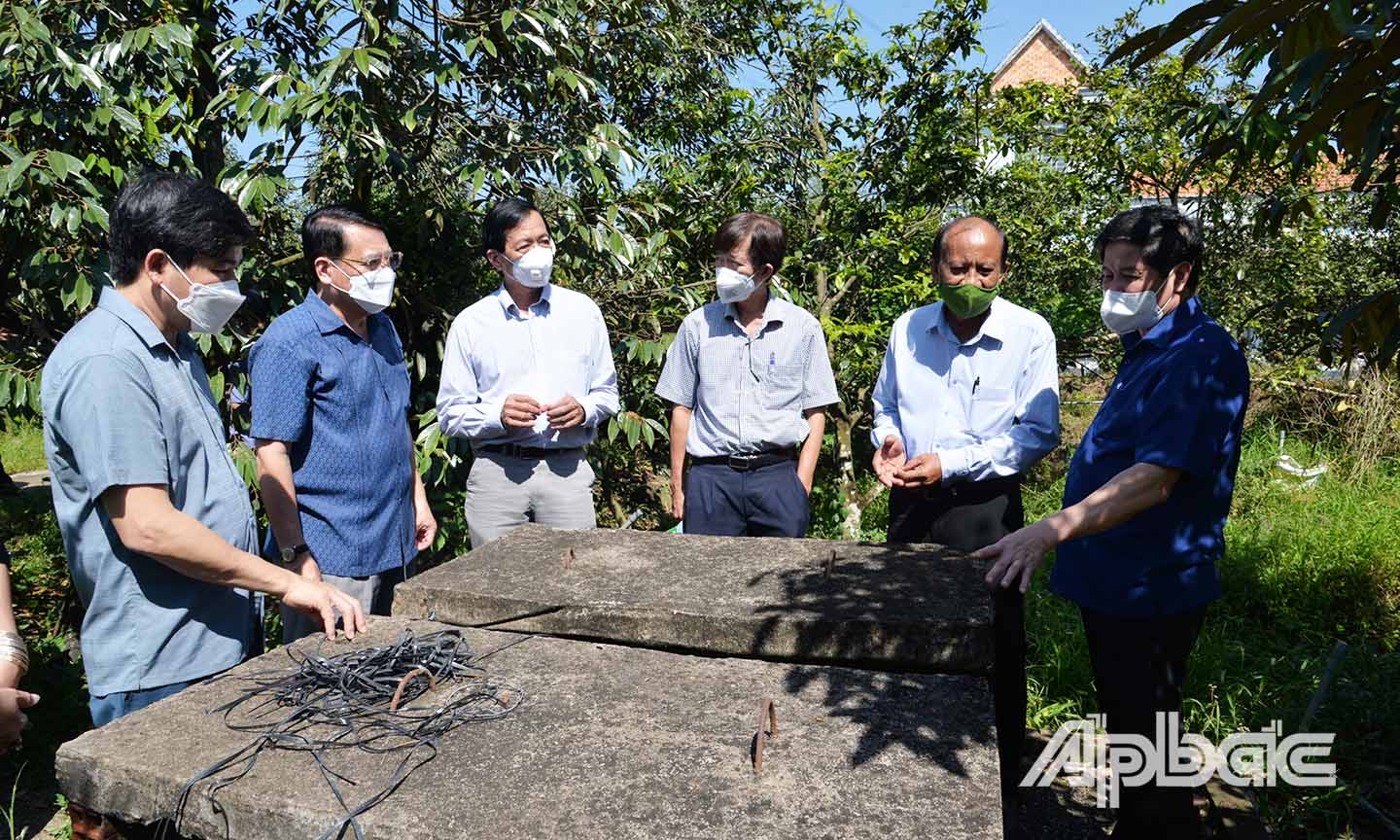 Thứ trưởng Lê Quốc Doanh (bìa phải) kiểm tra giếng bơm dự phòng tại ấp Hòa Hảo, xã Ngũ Hiệp, huyện Cai Lậy.