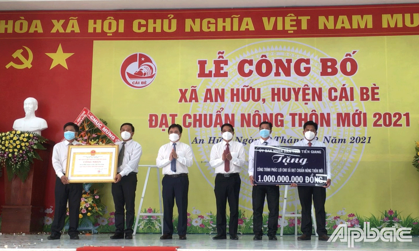 Xã An Hữu đón nhận danh hiệu xã đạt chuẩn nông thôn mới và nhận Bảng tượng trưng tặng công trình phúc lợi trị giá 1 tỷ đồng. 