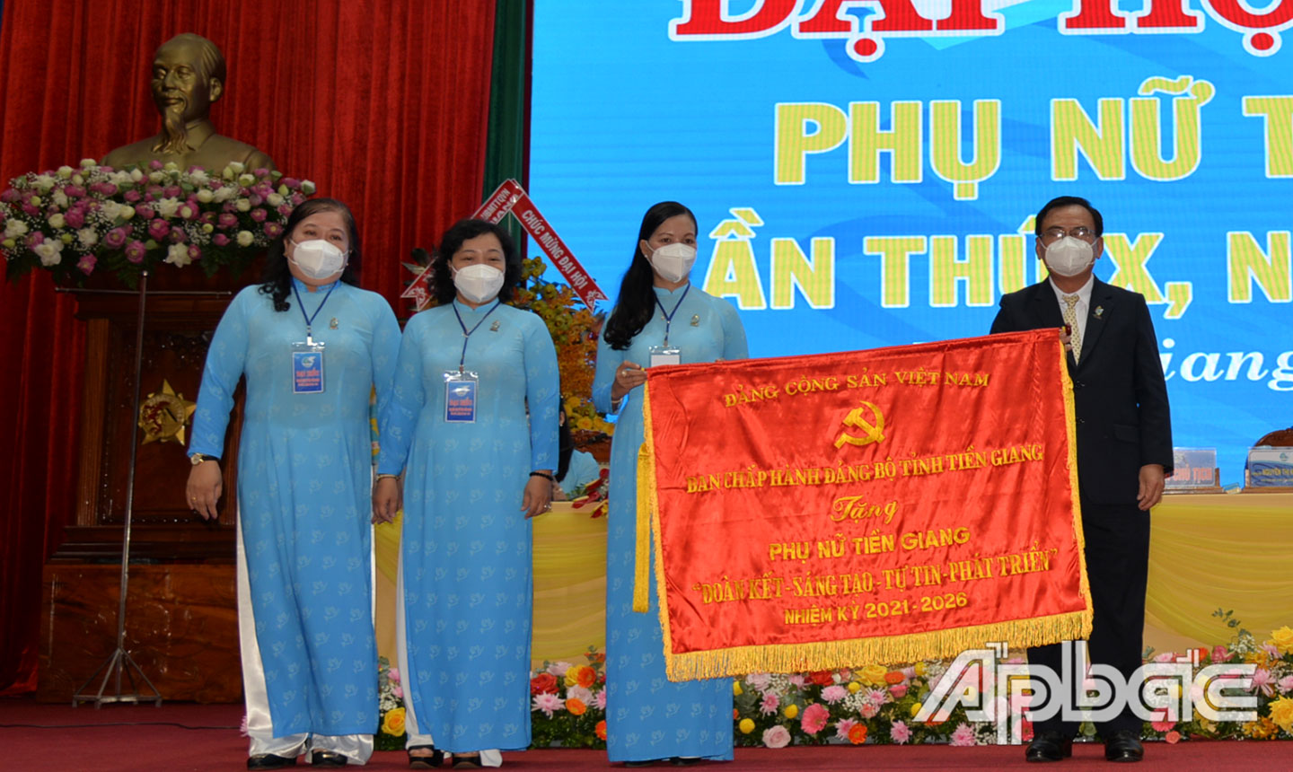 Ban Chấp hành Đảng bộ tỉnh trao tặng Hội LHPN tỉnh bức trướng với dòng chữ “Đoàn kết - Sáng tạo - Tự tin - phát triển”.