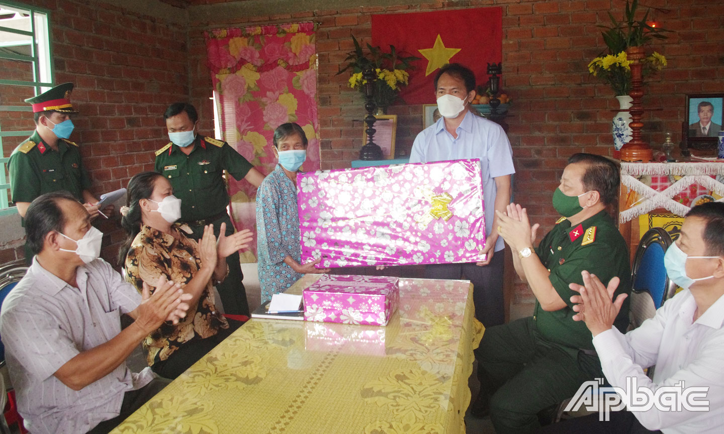 Ông Trương Văn Minh Tâm, Giám đốc Công ty nhà đất Minh Tâm tặng quà cho đồng chí Nguyễn Thị Bé.