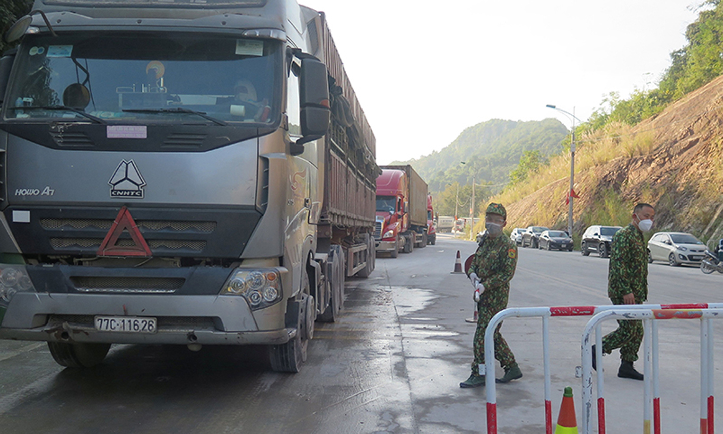 Các xe chở hàng nông sản đang chờ làm thủ tục thông quan tại Cửa khẩu Tân Thanh (Văn Lãng, Lạng Sơn). 