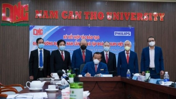 Nguyen Tien Dung, Chairman of Nam Can Tho University, signs the deal (Photo: nctu.edu.vn).