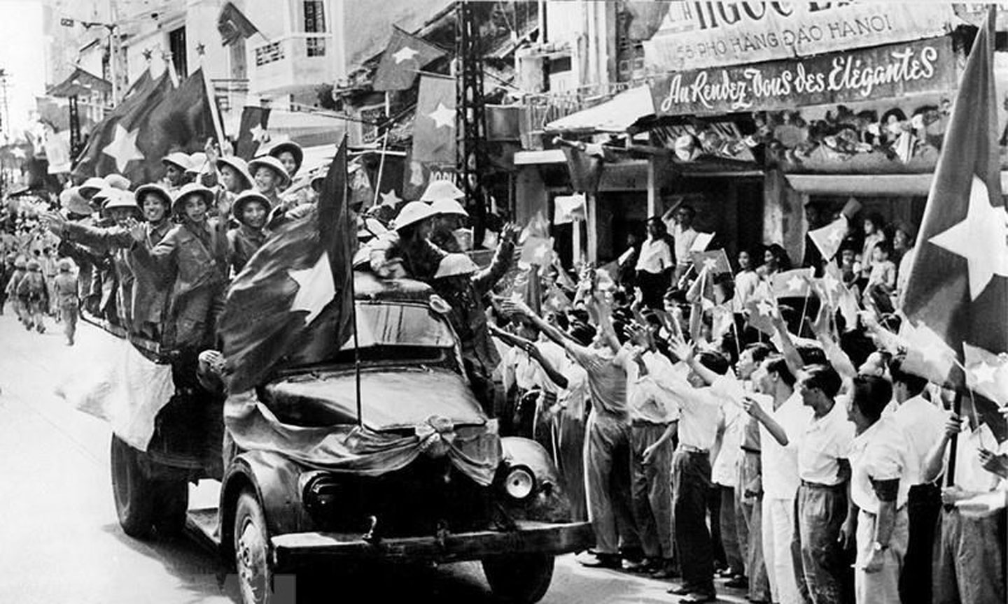 Gần 9 năm sau ngày Toàn quốc kháng chiến, sáng 10-10-1954, những chiến sĩ của Trung đoàn Thủ đô dẫn đầu đội hình Đại đoàn Quân Tiên phong 308 đã trở về tiếp quản Hà Nội trong tư thế của những người chiến thắng.