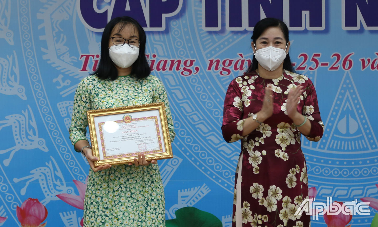 Ban Tổ chức Hội thi Báo cáo viên, tuyên truyền viên giỏi cấp tỉnh trao giải Nhất cho thí sinh Đỗ Thị Kim Loan đến từ đơn vị TX. Gò Công.                                    Ảnh: TUẤN LÂM