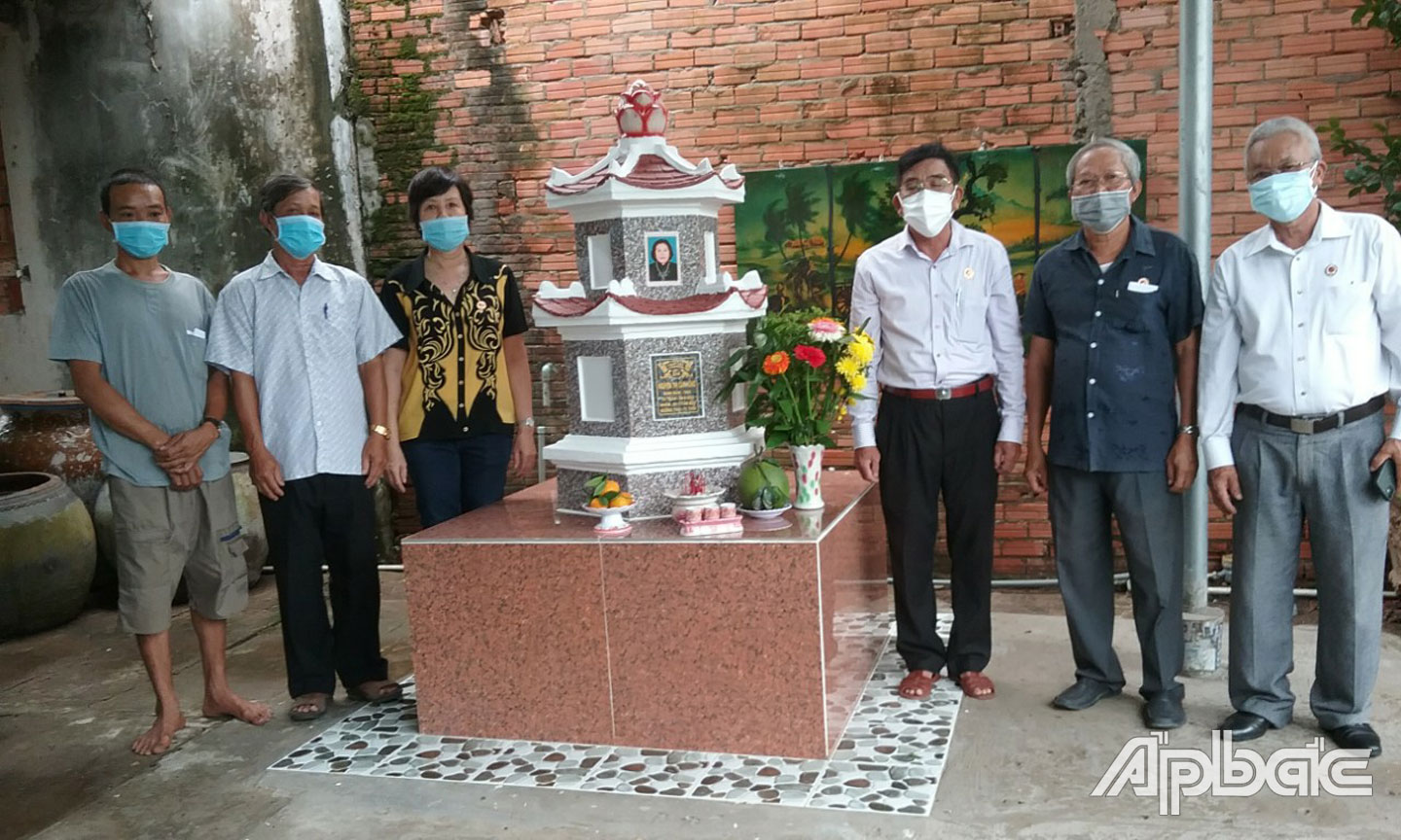 Hội CCB tỉnh thăm hỏi, hỗ trợ gia đình cán bộ, hội viên mất do dịch bệnh Covid-19 (ảnh do Hội CCB tỉnh cung cấp). 