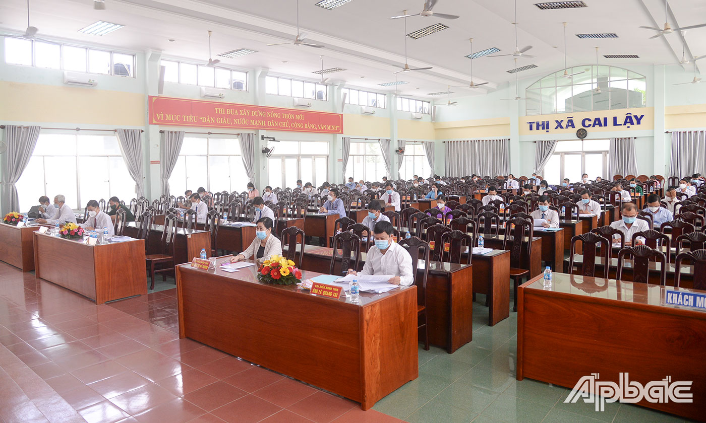Các đại biểu tham dự kỳ họp.
