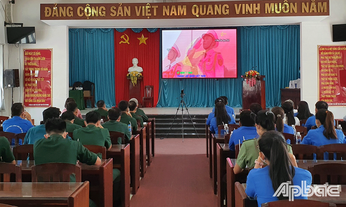cán bộ đoàn, đoàn viên, thanh thiếu nhi; cán bộ, chiến sĩ lực lượng vũ trang xem video clip Vì nhân dân quên mình 